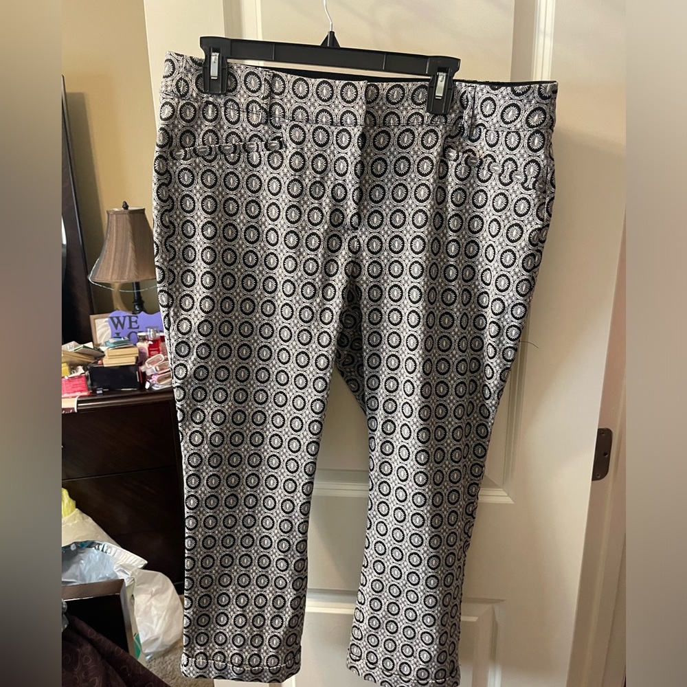 Lane Bryant like new capris 22 in inseam. Very cute black and white pattern